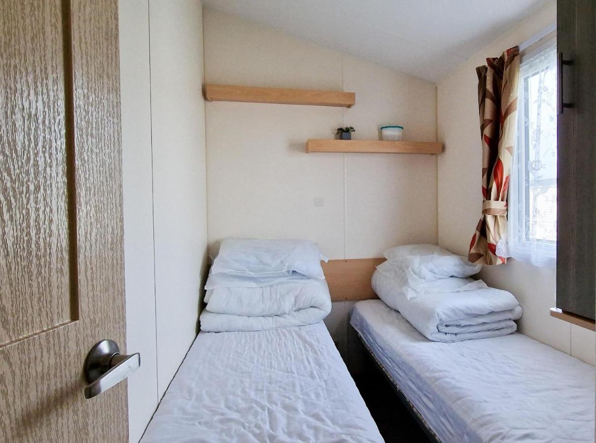 Great 8 Berth Caravan For Hire At St Osyth Beach In Essex Ref 28123Gc Clacton-on-Sea Kültér fotó