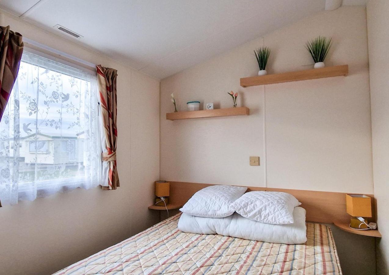 Great 8 Berth Caravan For Hire At St Osyth Beach In Essex Ref 28123Gc Clacton-on-Sea Kültér fotó